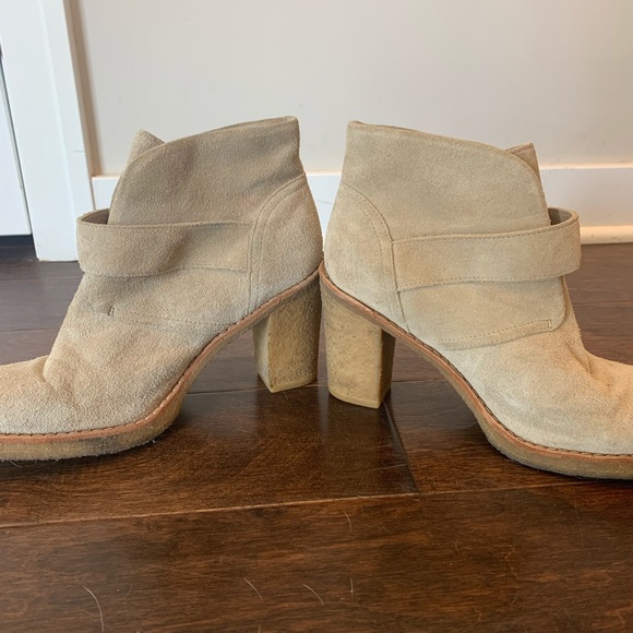 Ugg heeled booties with fur and adjustable straps 8 women’s - Picture 7 of 8